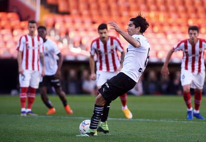 Carlos Soler lanza un penalti ante el Athletic este sábado en Mestalla.