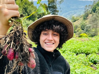 El 'tiktoker' colombiano Carlos Díaz, de 17 años, en su granja.