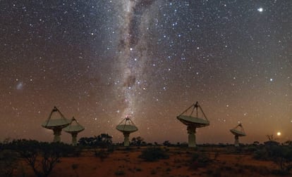 Várias antenas do radiotelescópio que detectou o sinal, o australiano ASKAP.