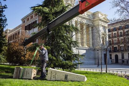 Un grupo de operarios del Ayuntamiento de Madrid arrancó con una grúa el monolito levantado en honor al Alférez Provisional, en cuya base se leía la leyenda 'Por Dios y por España'.