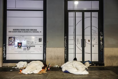 Personas sin hogar durmiendo en Gran Vía.