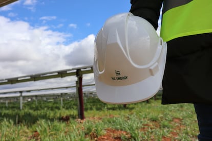 Un trabajador de RIC Energy en la planta solar de Guadalajara