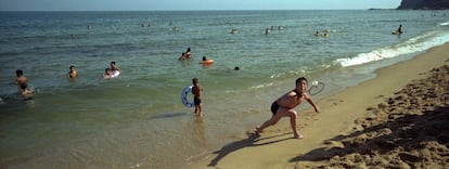 11 de agosto del 2012. Un norcoreano juega bádminton en Majon Beach, cerca de Hamhung, Corea del Norte.