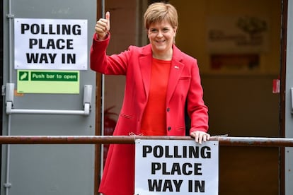 La primera ministra de Escocia, Nicola Sturgeon, sale después de emitir su voto en las elecciones al Parlamento Europeo en Glasgow (Escocia).