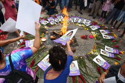 Personas participan en una protesta durante el juicio de Bertha Cáceres, en julio de 2021 en Tegucigalpa (Honduras).