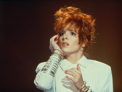 Mylène Farmer, en una actuación televisiva a finales de los años ochenta.