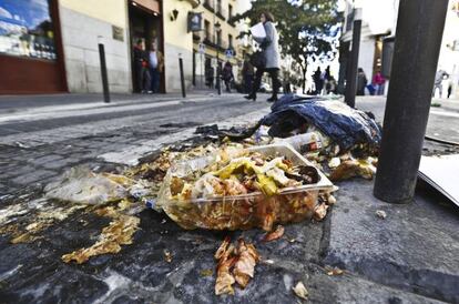 Food strewn across the ground in Jesús street.