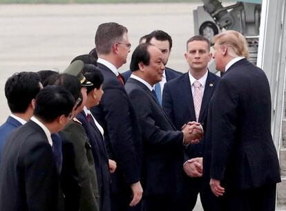 El presidente de Estados Unidos, Donald Trump, se despide, antes de subir a bordo del Air Force One en el aeropuerto internacional de Hanói (Vietnam). El mandatario llegará esta noche a Washington tras pasar tres días en la capital vietnamita.
