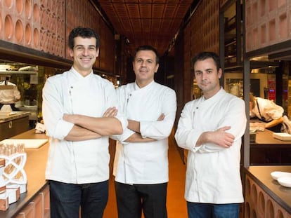 Els tres cuiners del restaurant guardonat amb el premi Miele.