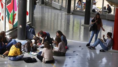 Estudiants en el campus de la UAB, aquest dimecres.