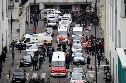 Os serviços de emergência vão à sede do 'Charlie Hebdo' após o ataque de Chérif e Saïd Kouachi em 7 de janeiro de 2015. Quarenta e oito horas depois, os irmãos morreram em uma operação liderada por uma unidade de elite do Exércit em uma gráfica nos arredores de Paris.