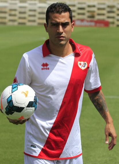 El delantero, en su presentación con el Rayo Vallecano. El mexicano, de 29 años, viene libre del Pachuca para sustituir a Leo Baptistao.