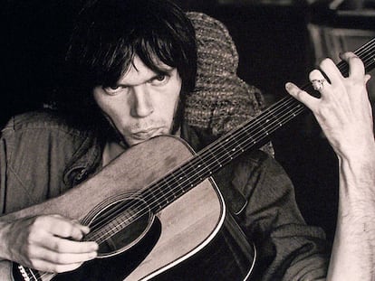Un retrato hecho por el músico Graham Nash a su compañero Neil Young en casa de Stephen Stills en California. Fue en un ensayo de Crosby, Stills, Nash & Young, en 1970.