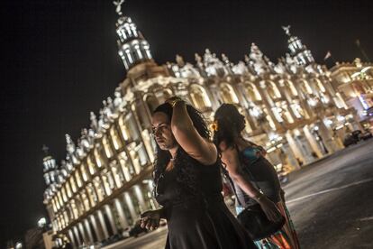 Dos chicas transgénero esperan un taxi enfrente del Centro Gallego en la ciudad cubana, hoy Teatro Nacional. La situación de las personas LGBTI se ha vuelto más visible desde la despenalización de las relaciones entre personas del mismo sexo, en 1979. Aunque los prejuicios sociales han logrado mantener a esta comunidad en la exclusión y el rechazo durante décadas.