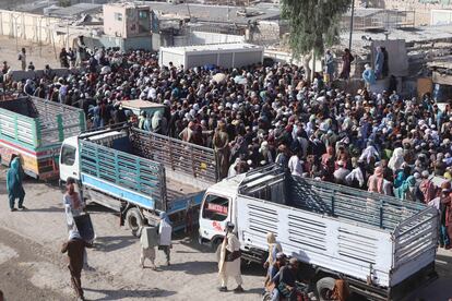 Decenas de personas esperan en el paso fronterizo de Spin Boldak para pasar de Afganistán a Pakistán el pasado 2 de septiembre.