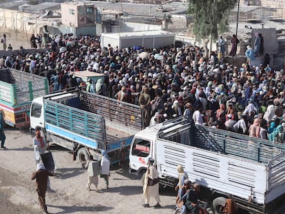 Decenas de personas esperan en el paso fronterizo de Spin Boldak para pasar de Afganistán a Pakistán el pasado 2 de septiembre.