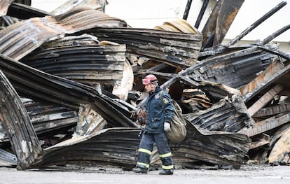 "Hablamos de demografía y perdemos a tanta gente. ¿Debido a qué? Por negligencia criminal, por descuido", declaró Putin durante una visita a Kemerovo, la ciudad de Siberia Occidental donde se produjo el dramático incendio. En la foto, el servicio de emergencia ruso trabaja en el lugar del incendio, en Kémerovo (Rusia), el 27 de marzo de 2018.