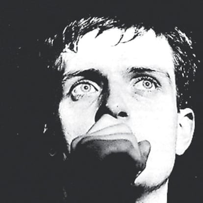 Ian Curtis, retratado en un concierto.