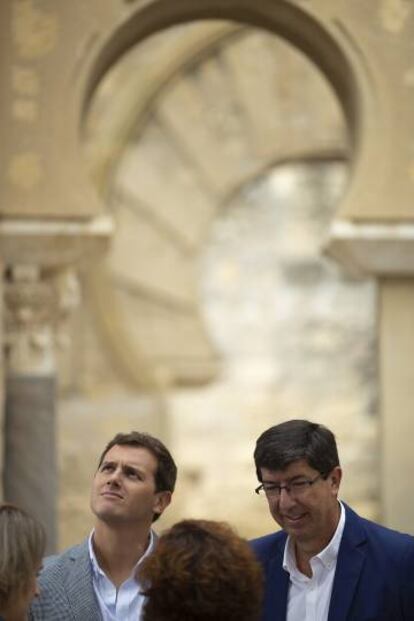 El presidente de Ciudadanos, Albert Rivera, junto al candidato del partido a la Presidencia de la Junta de Andalucía, Juan Marín, durante su visita al complejo de Medina Azahara.