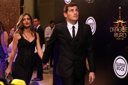 “Nuestro amor de pareja toma caminos distintos”. Con esa frase, Iker Casillas y Sara Carbonero anunciaban su ruptura a través de Instagram el pasado mes de marzo. Para el recuerdo queda el beso que el entonces portero de la selección de España le dio a la periodista de Mediaset tras el triunfo en el Mundial de Sudáfrica de 2010. Desde ese momento su relación hizo correr ríos de tinta por medio mundo. Ambos encarnaban una pareja perfecta: jóvenes, guapos y con éxito. Se casaron en 2016, y tienen dos hijos en común: Martín y Lucas, de siete y cuatro años.