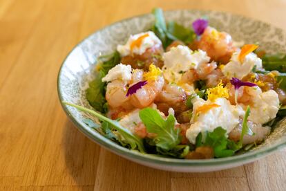La ensalada de gamba roja con cremoso de queso de cabra.