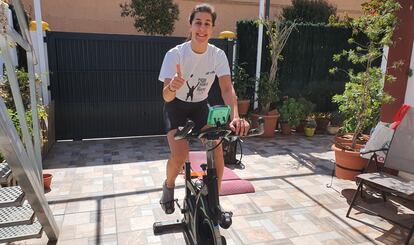 Carolina Marín pedalea sobre una bicicleta estática en su domicilio de Huelva. / IMAGEN CEDIDA