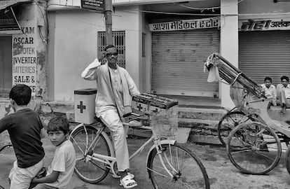 Govind es enfermero y ha elegido moverse en bicicleta por las calles de Varanasi para atender a los enfermos con menos recursos. La bicicleta le permite llegar con mayor rapidez a las emergencias y atender a un mayor número de enfermos al día. 
