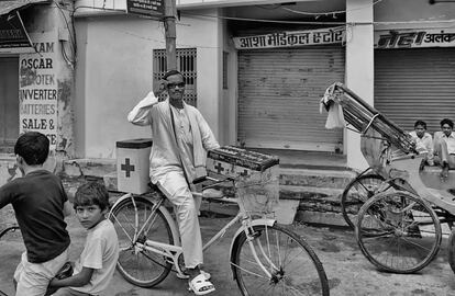 Govind es enfermero y ha elegido moverse en bicicleta por las calles de Varanasi para atender a los enfermos con menos recursos. La bicicleta le permite llegar con mayor rapidez a las emergencias y atender a un mayor número de enfermos al día. 
