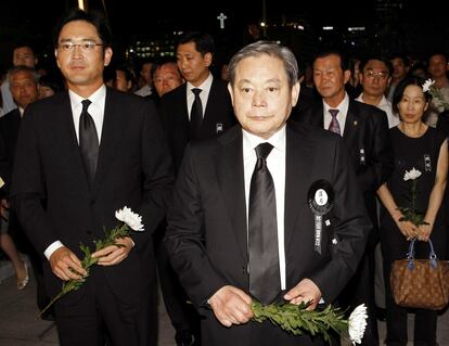 Lee Kun-hee (centro), en una foto de archivo junto a su hijo Lee Jae-yong en 2009.