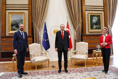 Recep Tayyip Erdogan, flanquedo por Charles Michel y Ursula von der Leyen, en su polémica reunión.