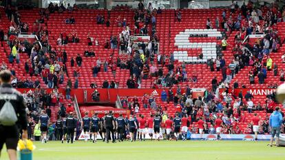 Los aficionados abandonan Old Trafford.