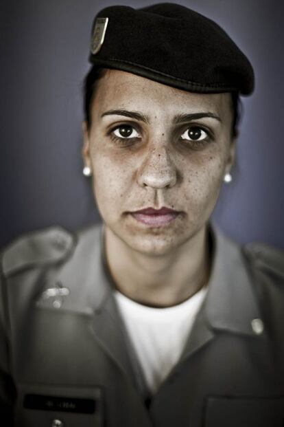 Lidia, policial da UPP de Nova Brasília, no Complexo Alemão.