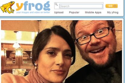 Salma Hayek y Santiago Segura en una fotografía subida a la red por Boris Izaguirre.