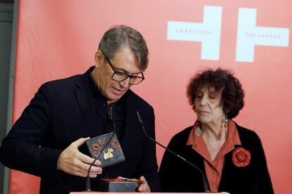 El director del Archivo Colita, Francesc Polop, y la escritora Maruja Torres, con una caja de la fotógrafa Colita de su legado 'in memoriam' en el Instituto Cervantes, este jueves, en Madrid.