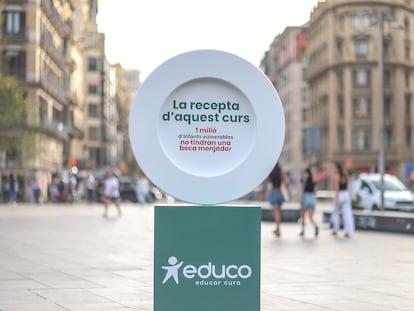 Plato instalado por al ONG Educo en Barcelona para protestar por la falta de becas comedor.