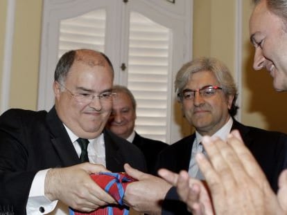 Fernando de Rosa, en el acto de entrega de la Gran Cruz de San Raimundo de Pe&ntilde;afort, al que ha asistido Alberto Fabra.