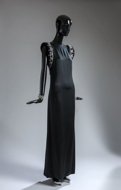 Vestido de noche con hombreras bordadas en pedrería diseñado por Hubert de Givenchy en 1975.