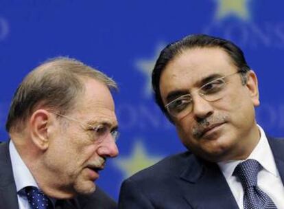 El presidente de Pakistán, Asif Ali Zardari, se ha reunido hoy con varios miembros de la UE que le han prometido ayuda para los más de 2,5 millones de desplazados por los combates con los talibanes