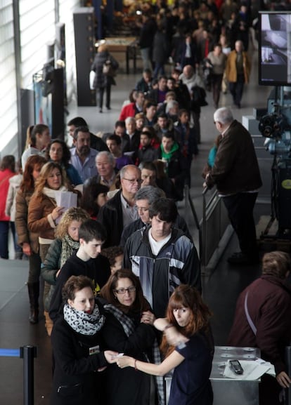 La última convocatoria, en octubre pasado, registró más de un millón y medio de espectadores durante tres días, lo que supuso multiplicar por seis la asistencia con respecto a una semana normal y un 98% más que en la edición anterior de 2012. En la imagen, decenas de personas esperan su turno para acceder a las salas de cine en Madrid.