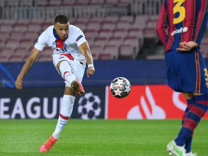 Kylian Mbappe golpea el balón en la eliminatoria de Champions contra el FC Barcelona.