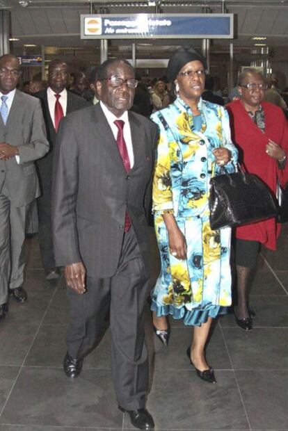 Robert Mugabe, y su mujer, Grace, en el aeropuerto de Fiumicino en Roma, donde han llegado para asistir mañana a la beatificación de Juan Pablo II. La Unión Europea nombró persona non grata al dictador de Zimbabue en 2002 y le prohibió pisar suelo comunitario.