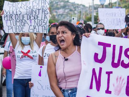 Familiares y amigas de Abigail Hay marchan el 26 de agosto, en Oaxaca.