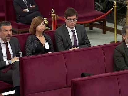 Jordi Cuixart, a la derecha, sentado delante de los 'exconsellers' Santi Vila, Meritxell Borràs y Carles Mundó, durante el juicio a los líderes del 'procés' en el Tribunal Supremo.