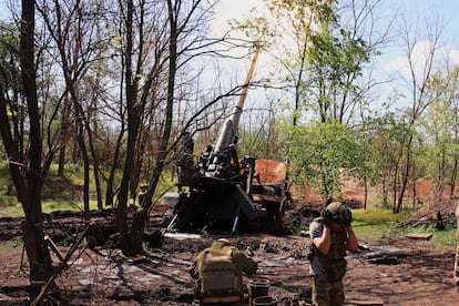 Militares junto a una batería de obús 2S7 Pion soviética de la 43 Brigada del ejército de Ucrania que lanza munición estadounidense hacia posiciones rusas en el frente de Prokrovsk.