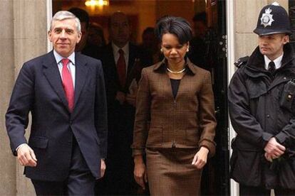 La secretaria de Estado norteamericana, Condoleezza Rice, sale del número 10 de Downing Street junto al ministro de Exteriores británico, Jack Straw.