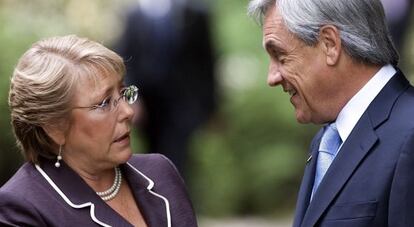 La expresidenta chilena, Michelle Bachelet , habla con el presidente actual, Sebastián Piñera, el 18 de enero 2010, en Santiago de Chile.