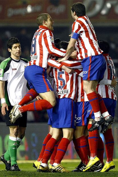 Los jugadores del Atlético celebran un gol contra el Racing en las semifinales de la Copa del Rey.