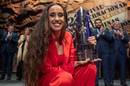 La cantaora Rocío Luna, con el premio la 'Lámpara Minera' del Festival de Cante de las Minas.
