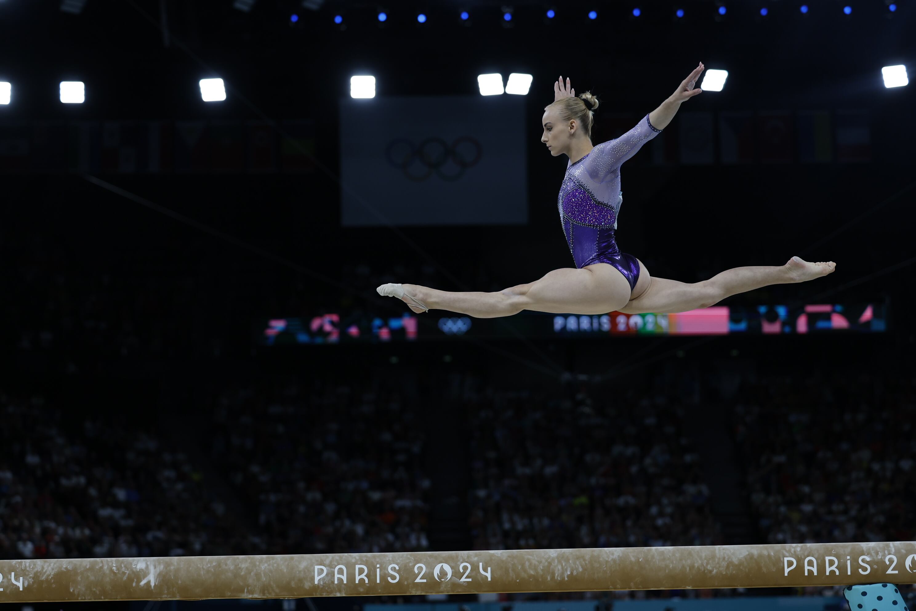 Alice D'Amato, durante su ejercicio en la barra de equilibrio.