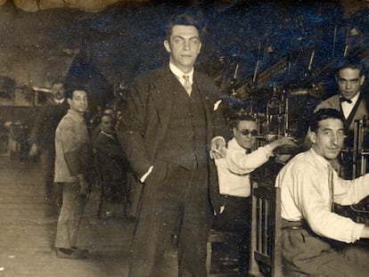 Manuel Chaves Nogales posa con los linotipistas del taller del 'Heraldo de Madrid', en una imagen de la segunda mitad de los años veinte.